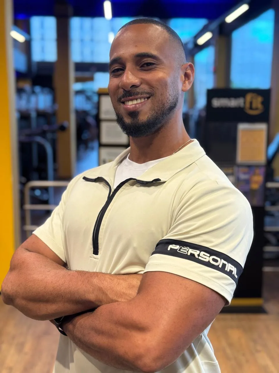 Marcus Vinicius, personal trainer, de braços cruzados dentro da academia